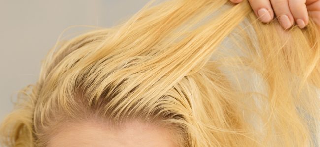 Schnell fettende Haare: Ursachen und Tipps bei fettigen Haaren