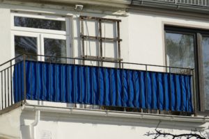 blauer sichtschutz aus stoff