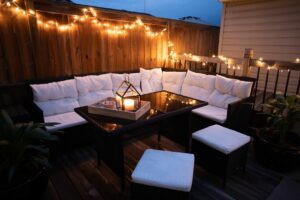 beleuchtete outdoor lounge auf der terrasse