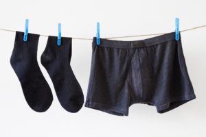 socken und boxershorts haengen auf einer waescheleine