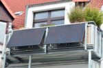 Solarpanels auf dem Balkon eines Wonhauses.