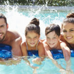 familie im schwimmbad