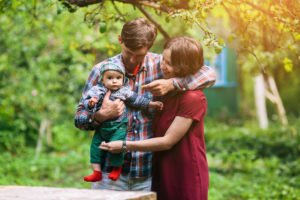 Familie im Wald