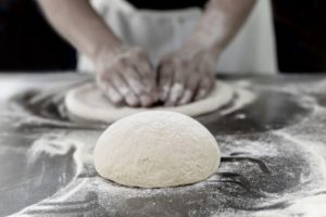 ein mann beim pizza backen