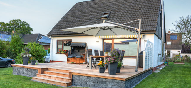 Beschattung der Terrasse – So schaffen Sie sich mit Sonnenschutz ein schattiges Plätzchen