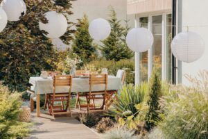 esstischgruppe auf terrasse mit gruenpflanzen