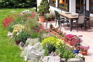 Terrasse mit Bepflanzung.