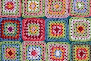 Tischdecke häkeln: bunt gehäkelte Granny Squares