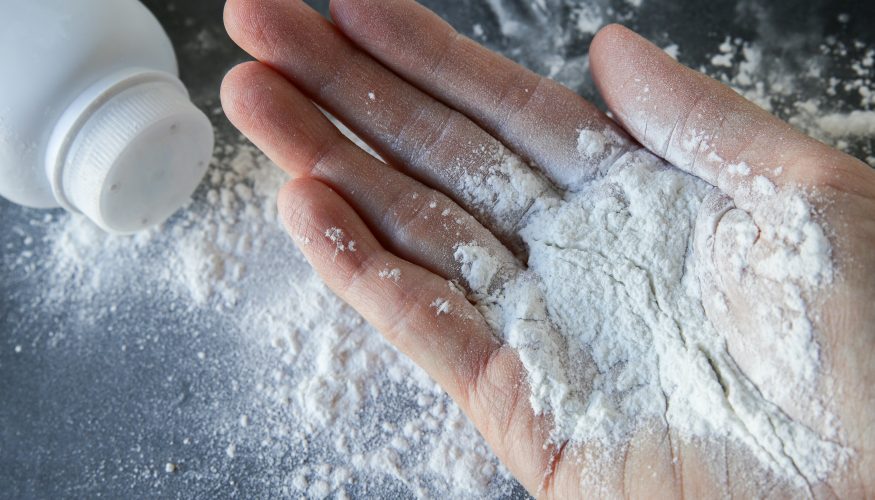 https://www.haushaltstipps.net/wp-content/uploads/trockenshampoo-gegen-fettflecken Trockenshampoo gegen Fettflecken