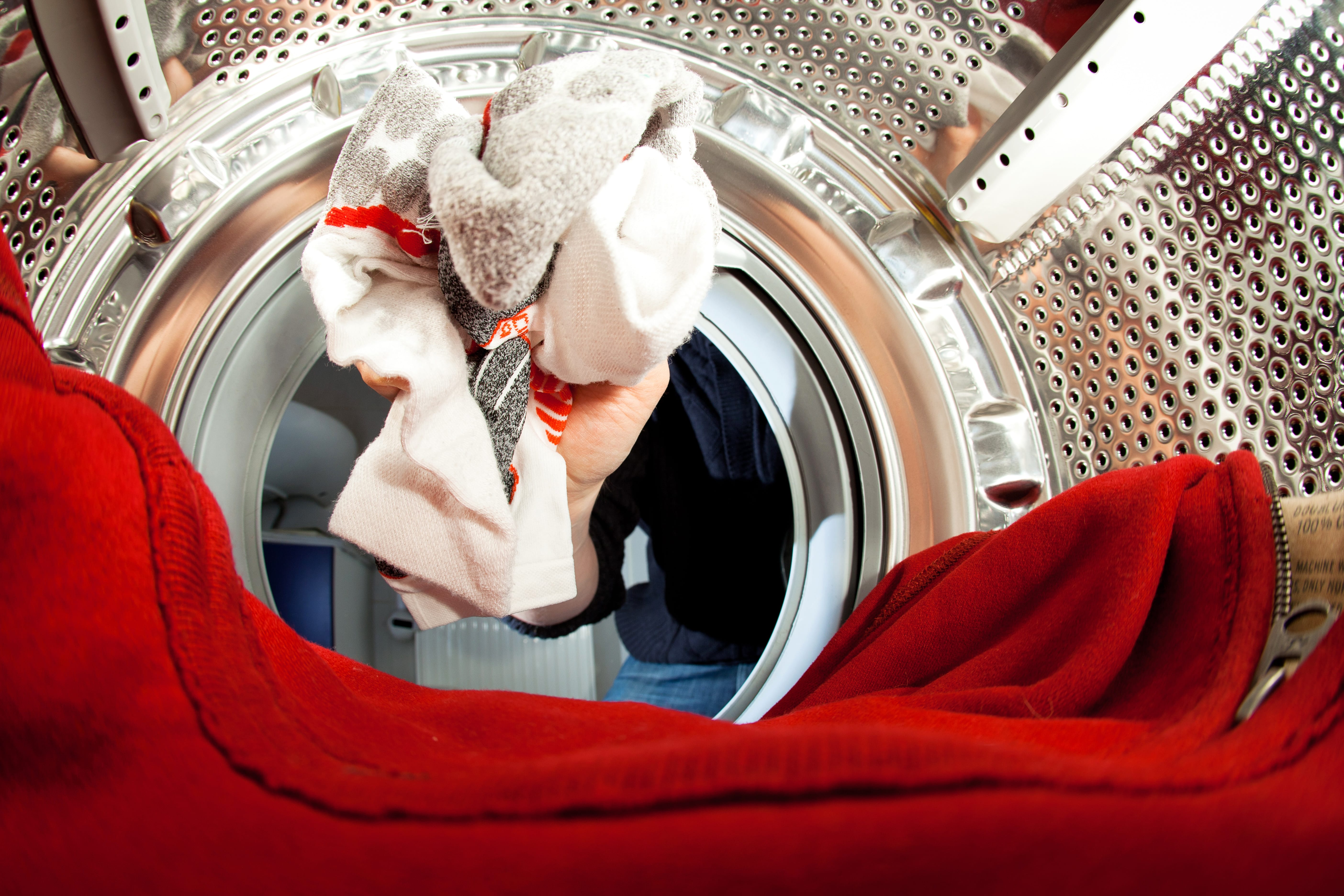 Weiße Socken waschen – So vermeiden Sie Verfärbungen