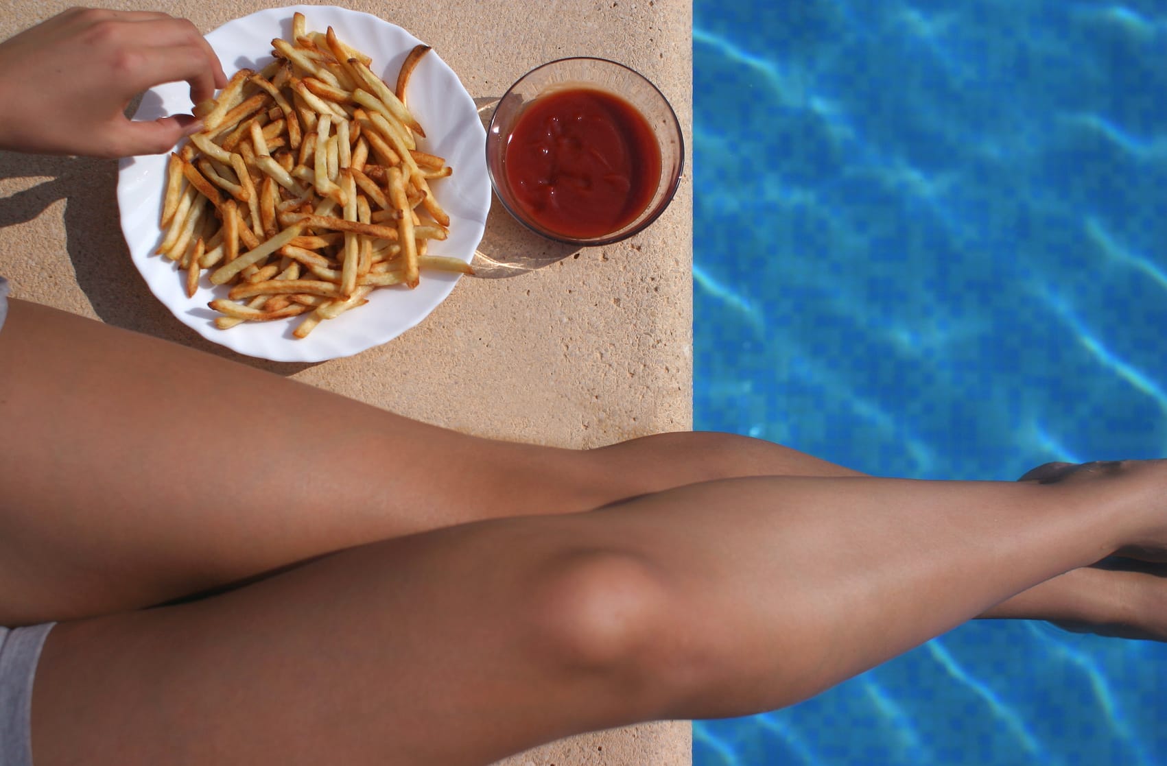 https://www.haushaltstipps.net/wp-content/uploads/voller-magen-schwimmen Mit vollem Magen nicht schwimmen gehen?