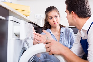 Frau mit Handwerker zur Reparatur.