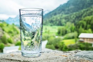 Wasser in einem Glas.