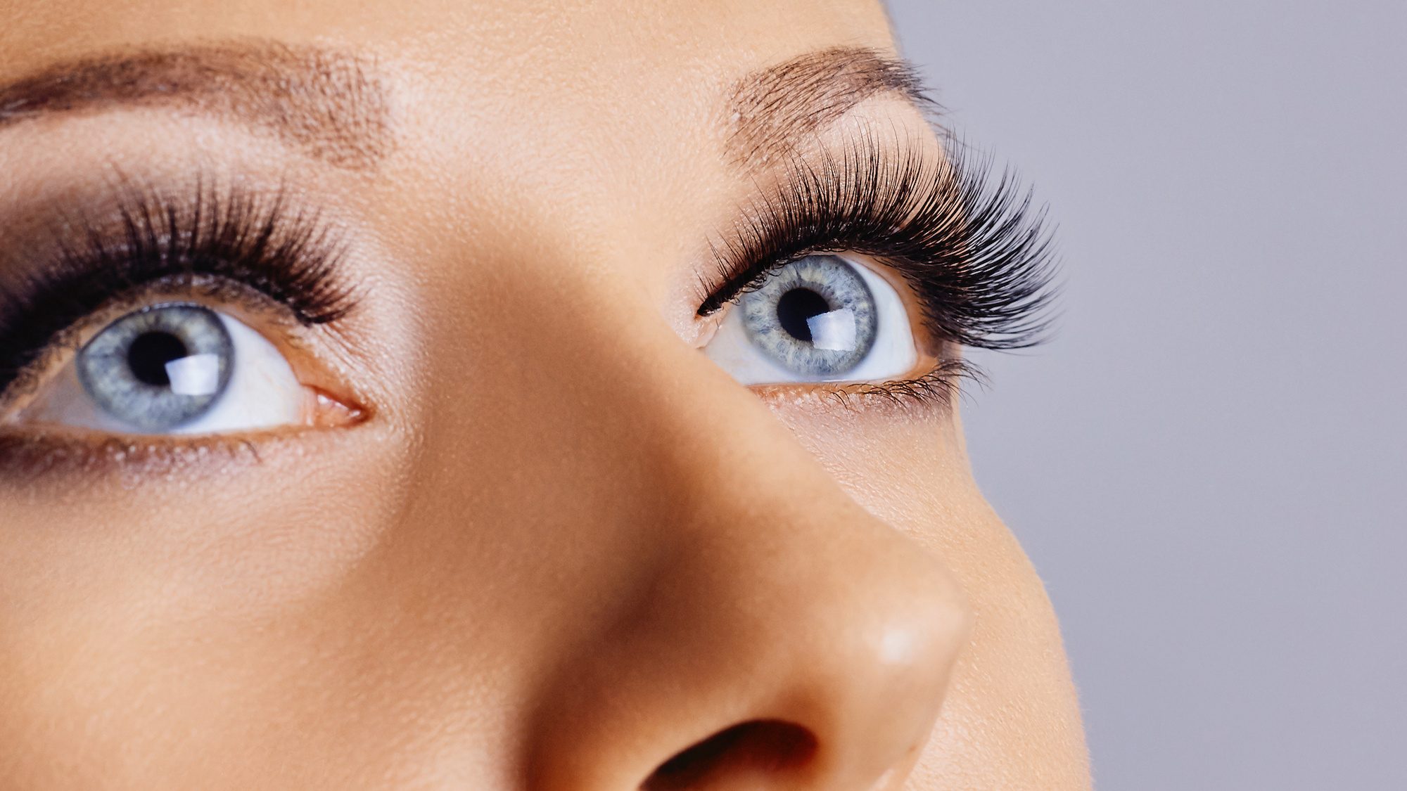 Wie Bekommt Man Wimpern Extensions Selber Ab Wimpern selber verlängern: 7 Tipps für längere Wimpern von Zuhause