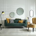 wohnzimmer mit spiegel ueber sofa dekoriert
