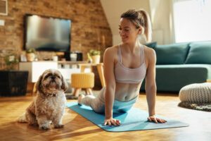 yoga-zu-hause-mit-hund