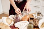 frau beherzigt zero waste tipps