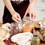 frau beherzigt zero waste tipps