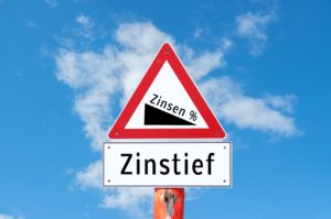 Schild Warnung Zinstief